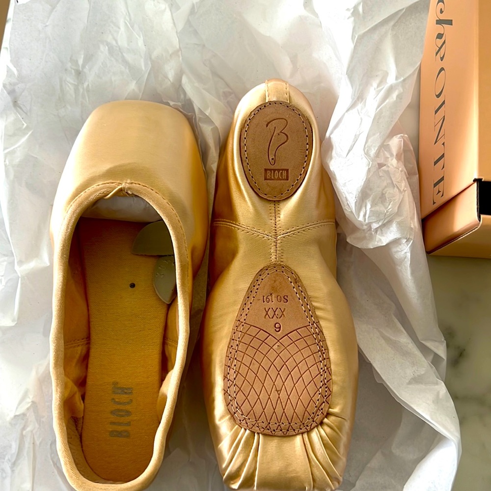 New unworn BLOCH Elegance Pointe shoes, with elastic drawstring